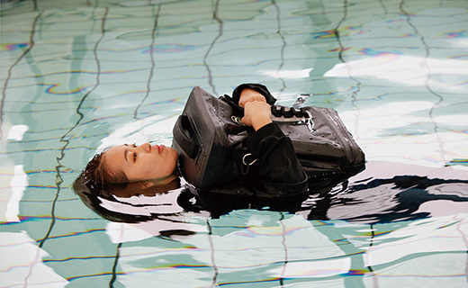 抱えれば救命胴衣として活用できます。