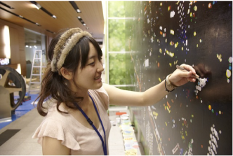 丸シールのみで夜景を描くという手法で注目を浴びるアーティスト　大村雪乃さん